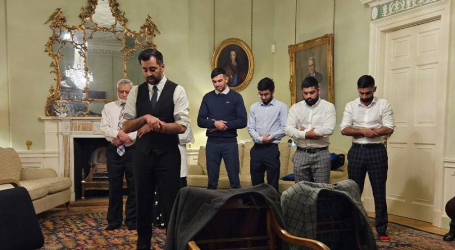 İskoçya'nın yeni başbakanı Yusuf resmi konuttaki ilk gününde namaz kıldırdı