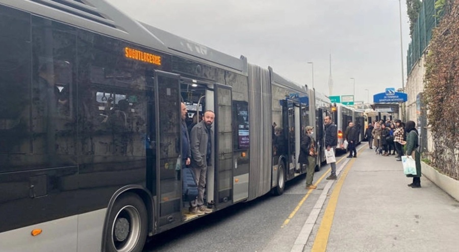 İstanbul'da metrobüs arızası: Trafik yoğunluğu oluştu