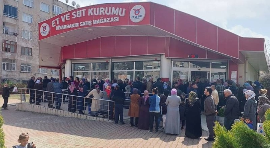Diyarbakır'da ucuz et için saatlerce kuyrukta bekliyorlar