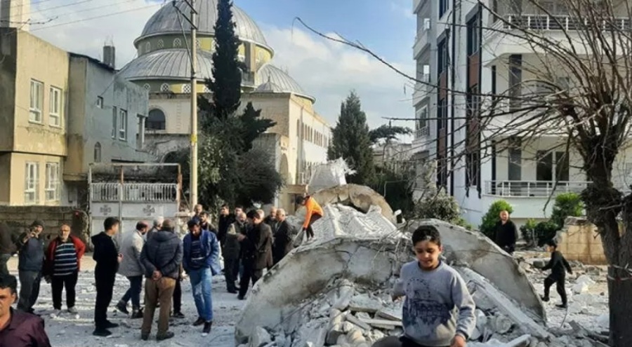 Adıyaman'da minare evin üzerine düştü