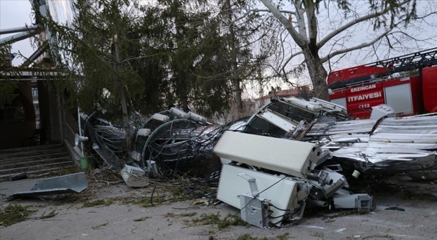 Şiddetli fırtına cami minaresini devirdi, çatılar hasar gördü