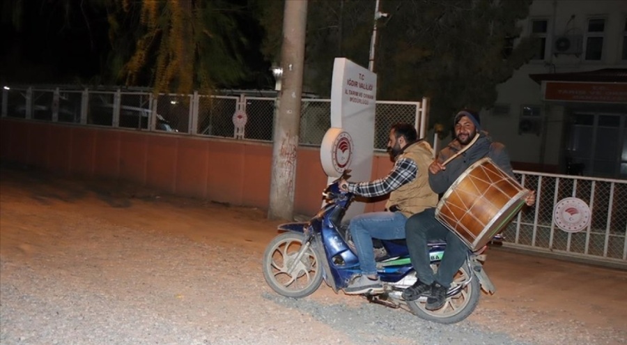 Iğdır'da vatandaşları motosikletli davulcular sahura kaldırıyor