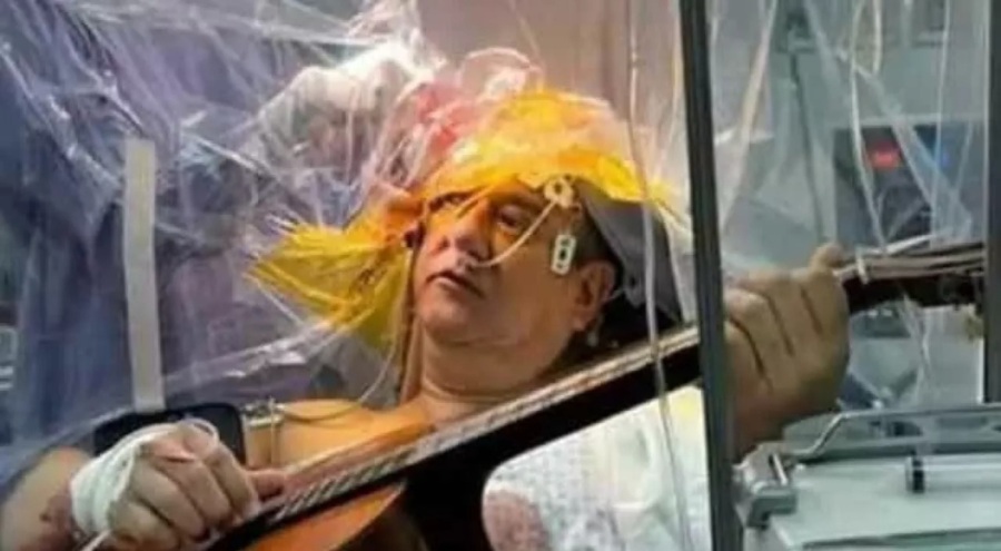 Meksika'da bir müzik öğretmeni beyin ameliyatı olurken gitar çaldı