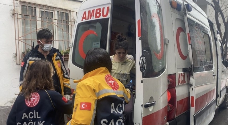 Bursa'da yanan evden yatalak nine ve torunu son anda çıkartıldı