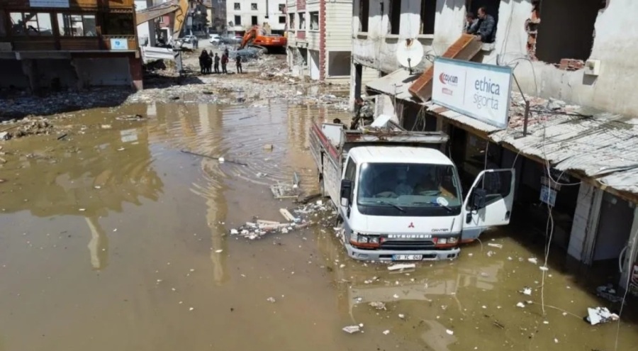 Vatandaşlar hazırlıksız yakalandı! Evleri ve iş yerleri sular altında kaldı