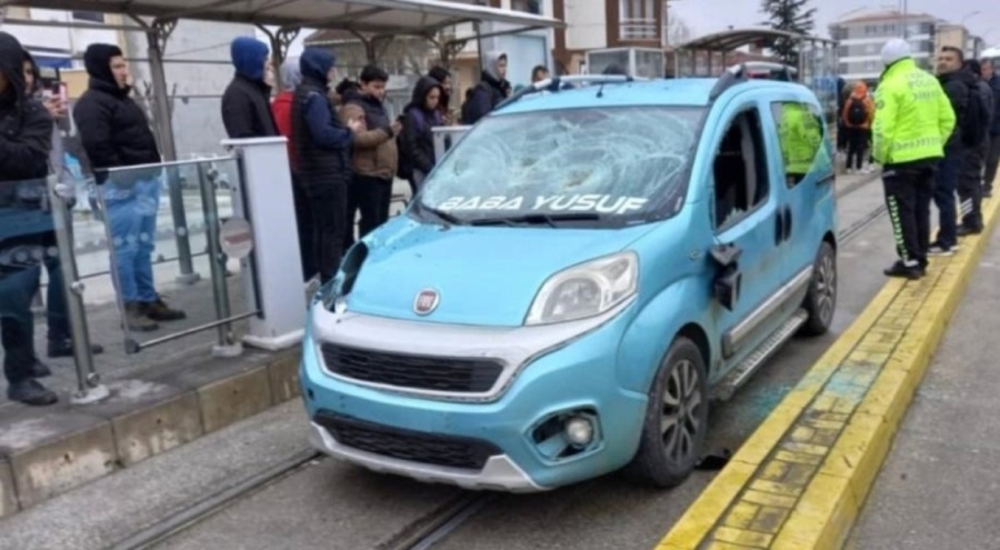 Tramvay yolundan giden aracın çarptığı genç kız yaşamını yitirdi