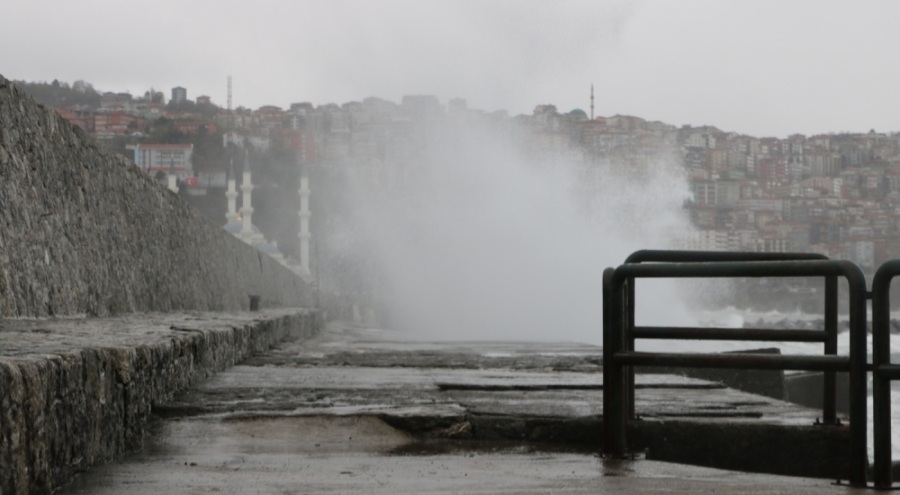 7 metreyi aşan dalgalar oluştu