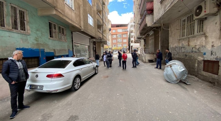 Çatıdaki su tankı otomobilin üzerine düştü