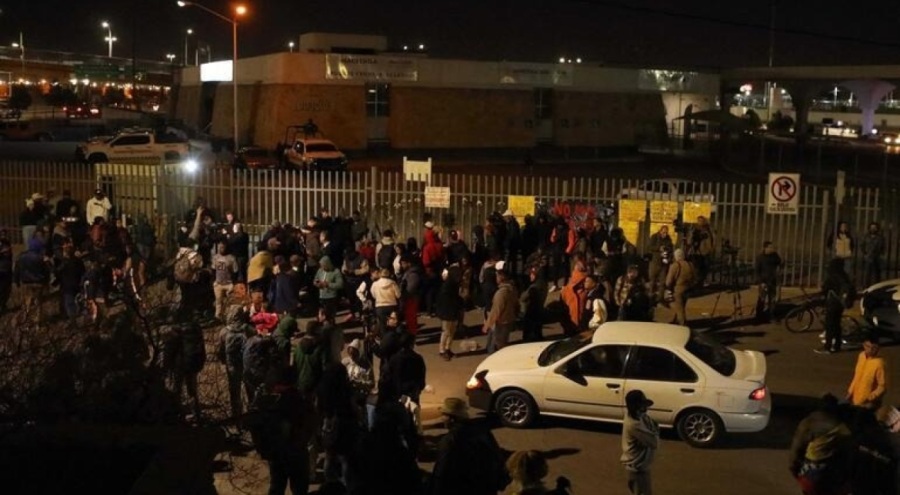 Göçmen ofisindeki yangında kapı detayı