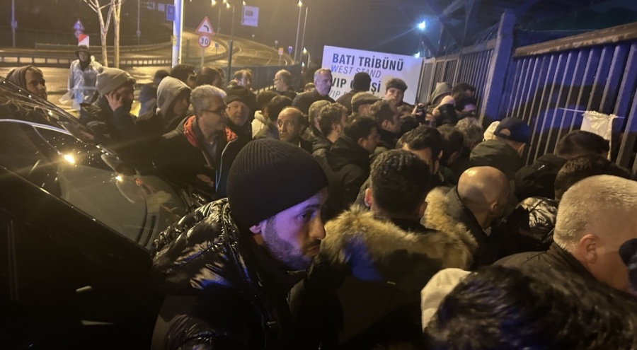Milli futbolcu Yunus Mallı, Bursa'da stat kapısında kaldı