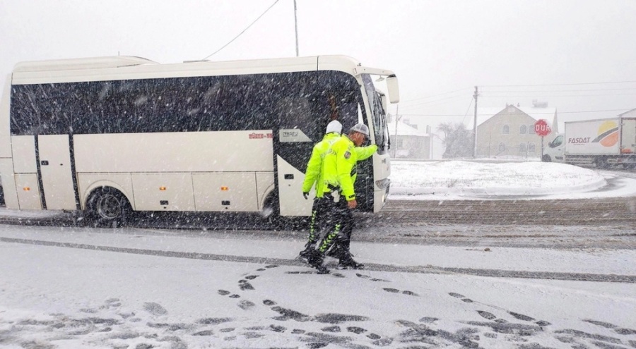 Bolu Dağı geçişi İstanbul istikameti tır devrilmesi sonucu trafik kapatıldı