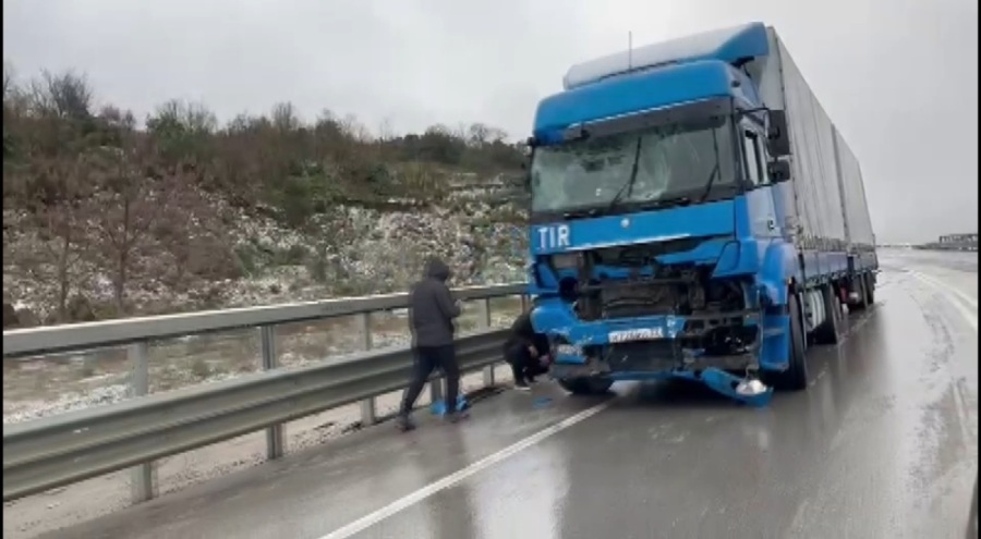 Bursa'da freni boşalan TIR, ambulans ve 3 araca çarptı