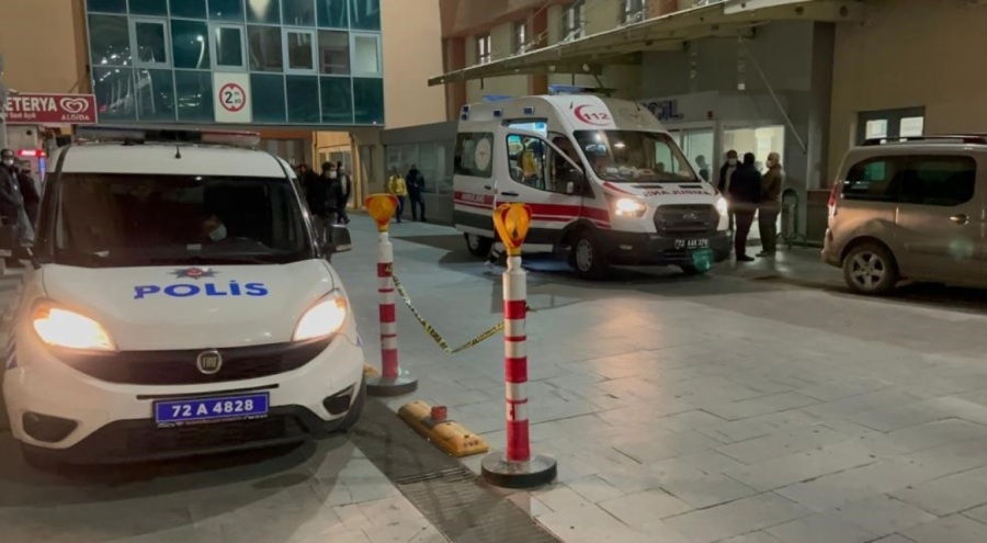 İftar vakti koca dehşeti: AVM'nin ortasında eşini bıçakladı