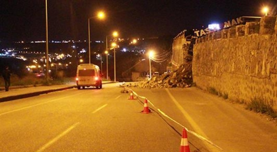 Diyarbakır'da istinat duvarı çöktü, yol trafiğe kapandı