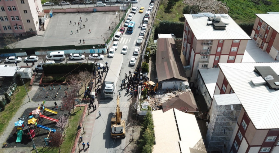 Hiranur Vakfı binasının kaçak bölümleri yıkıldı