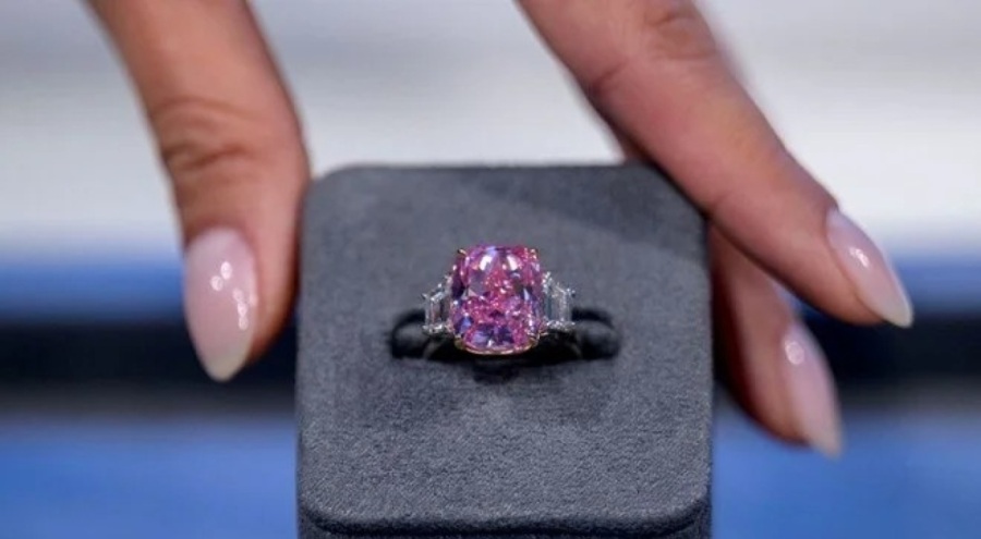 Dünyanın en nadir elmaslarından "Sonsuz Pembe" alıcıya çıkıyor