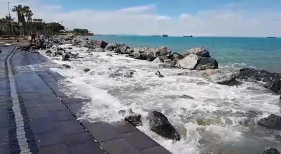 İskenderun sahil kesiminde taşan su tahliye ediliyor
