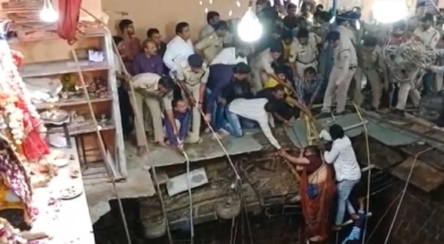 Tapınakta çatı çöktü: 25 kişi kuyuya düştü