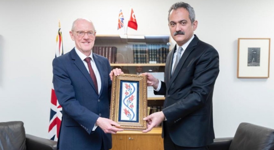 Bakan Özer, İngiliz mevkidaşı Gibb ile bir araya geldi