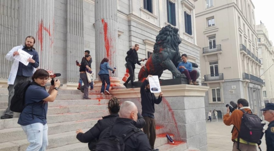 İspanya'da parlamento binasına boyalı saldırı: 9 gözaltı