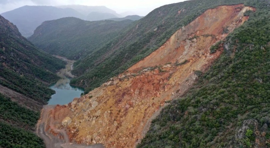 Depremin ardından kaydedilen heyelan doğal gölet oluşturdu