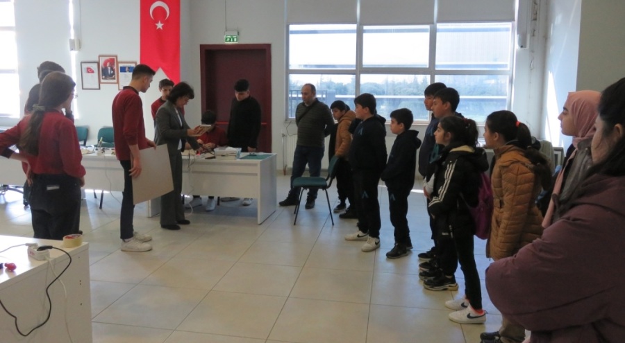 Bursa'da depremzede çocuklar Büyükşehir Belediyesi Bilim Teknoloji Merkezi'ni ziyaret etti