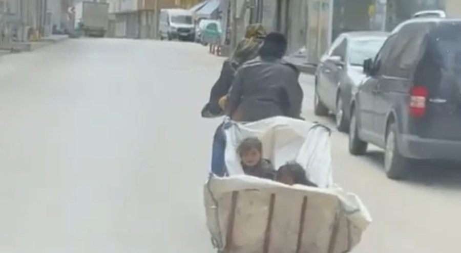 Bursa'da motosiklete bağladıkları çekçek arabasıyla çocuk taşıdılar