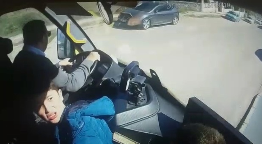 Bursa'da halk otobüsü servis aracıyla çarpıştı