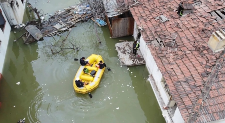 Sular altında kalan binalardan kedi ve köpekler botlarla kurtarılıyor