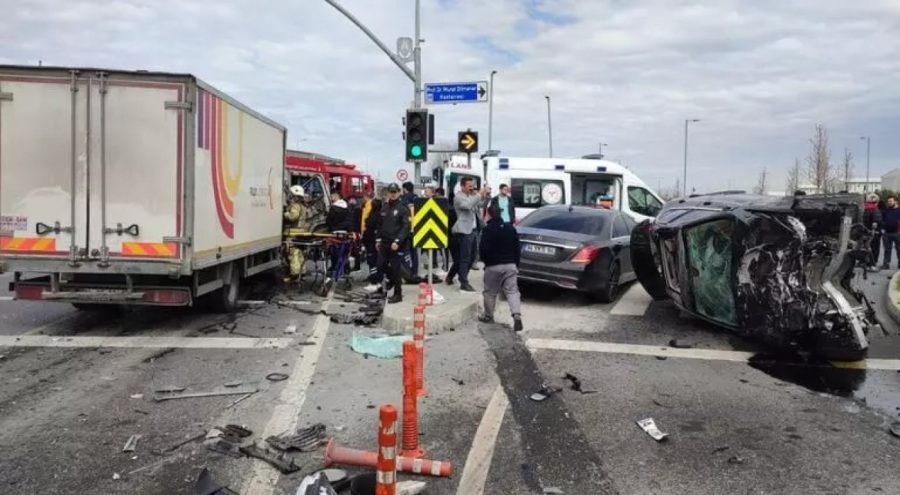 İstanbul'da kırmızı ışık ihlali iddiası: 5 araç birbirine girdi, 3 kişi yaralandı