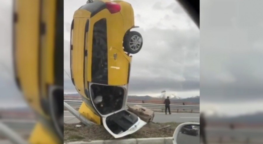 Elektrik direğine vuran araç dik durdu