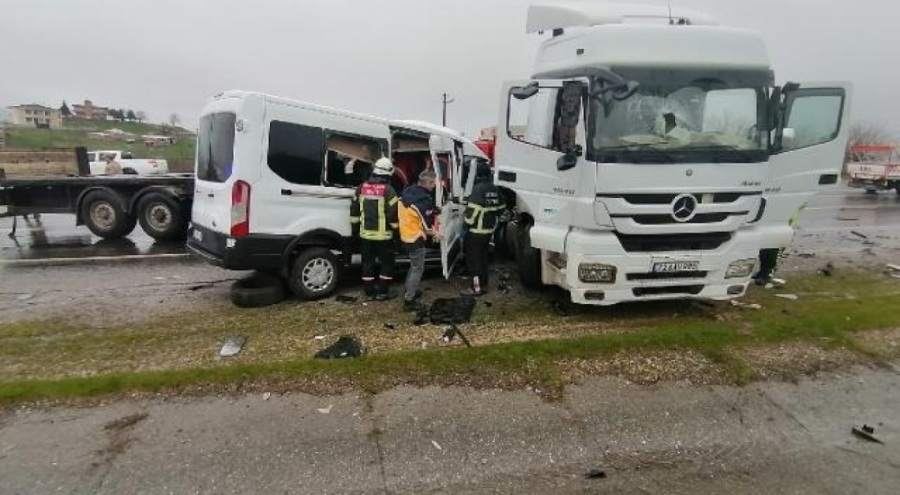 Batman'da minibüs ve tırın çarpıştığı kazada 1 ölü