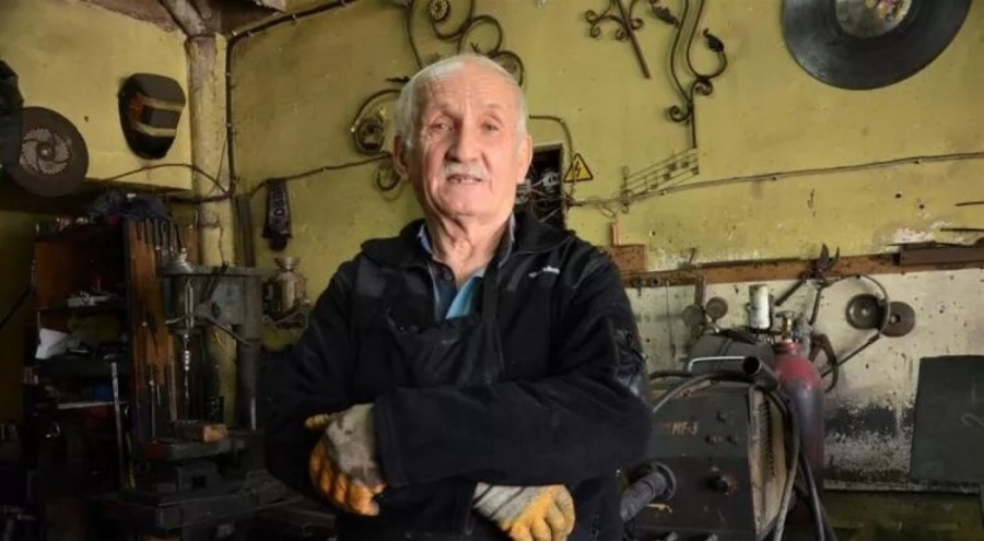 Yarım asırlık demirci ustası gençlere taş çıkartıyor