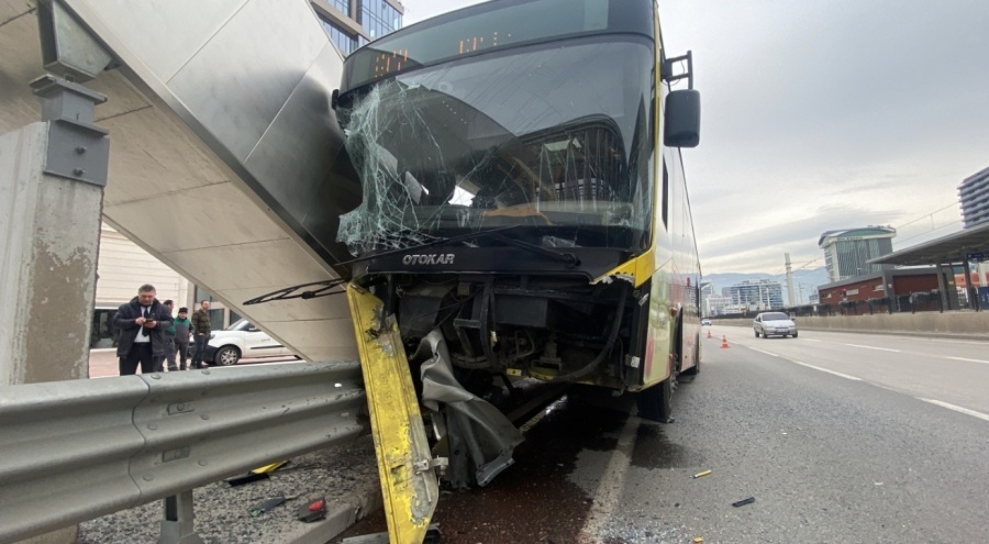 Bursa'da terminal otobüsü bariyerlere ok gibi saplandı! Çok sayıda yaralı...