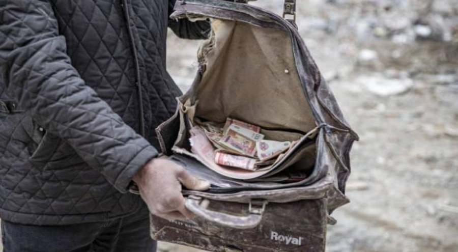 Malatya'da enkazda para dolu çanta bulundu