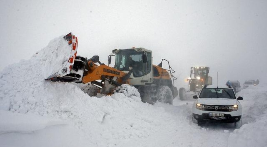 Şırnak'ta kar yağışı nedeniyle  20 araç mahsur kaldı