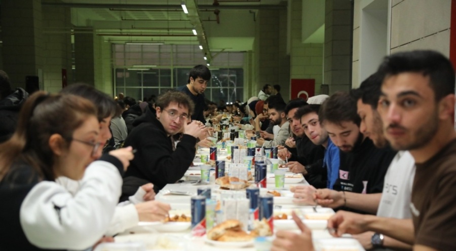 BTÜ Rektörü Prof. Dr. Naci Çağlar öğrencilerle iftar yaptı