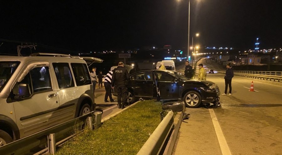 Kontrolden çıkan otomobil refüje çıktı: 3 yaralı