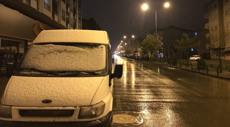 Iğdır'da nisan ayında yağan kar etkili oldu