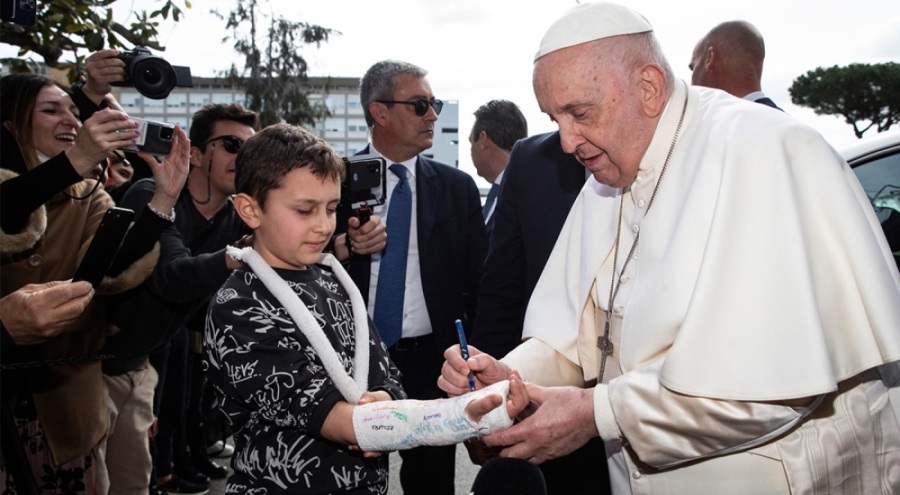 Papa Francesco taburcu oldu: Hala hayattayım