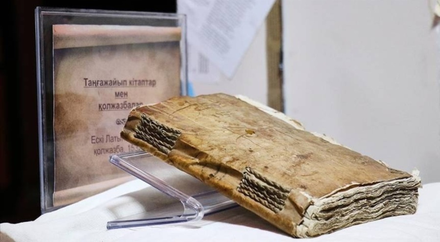 Kazakistan'da insan derisiyle kaplı 5 asırlık el yazması gizemini koruyor