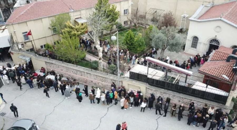 Ayın Biri Kilisesi'nde metrelerce kuyruk