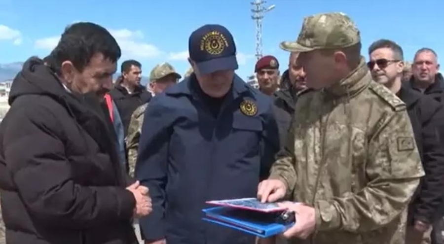 Bakan Akar, Defne'de kurulacak çadır kent alanında incelemeler yaptı