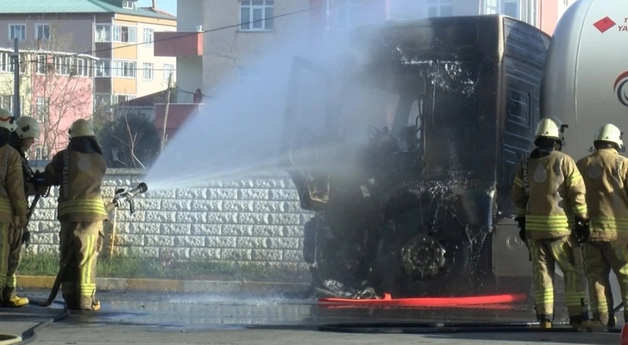 Sultanbeyli'de akaryakıt istasyonunda tanker, alev alev yandı