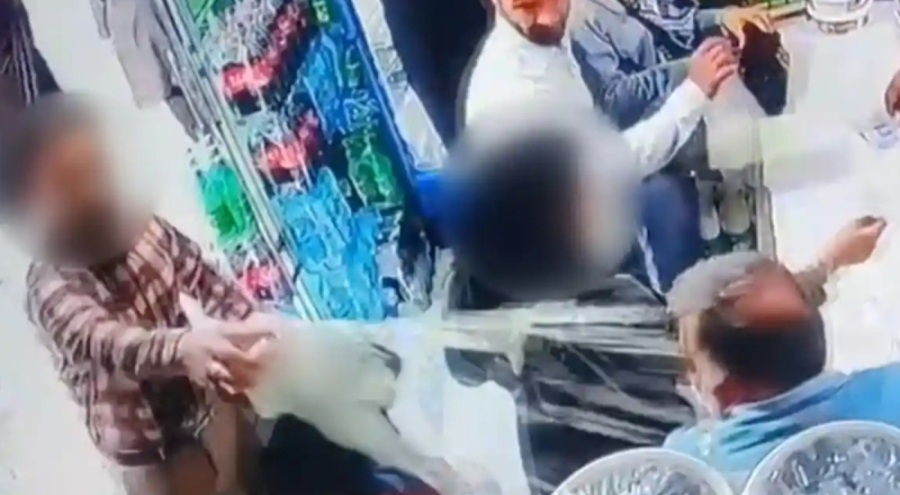 İran'da başörtüsü takmayan iki kadına yoğurt atıldı