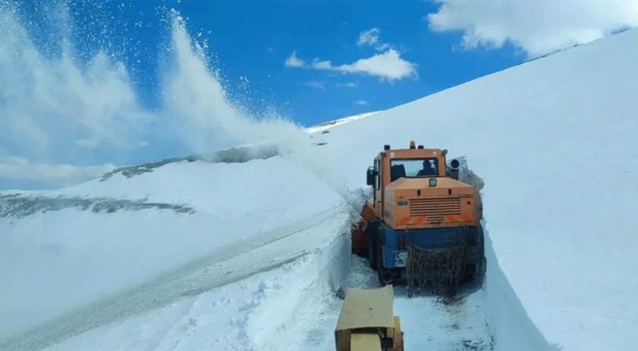 Van'da yoğun kardan kapanan yollar açıldı
