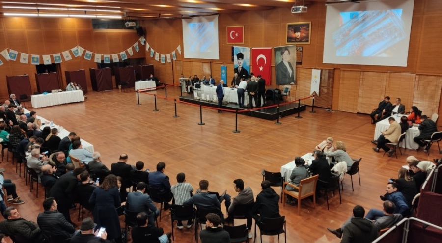 İYİ Parti'de oy verme işlemi bitti, sandıklar açıldı