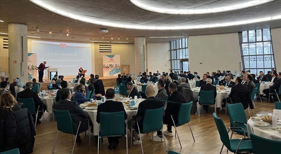 Almanya Köln'de Türkler ve Almanlar birlikte iftar yaptı