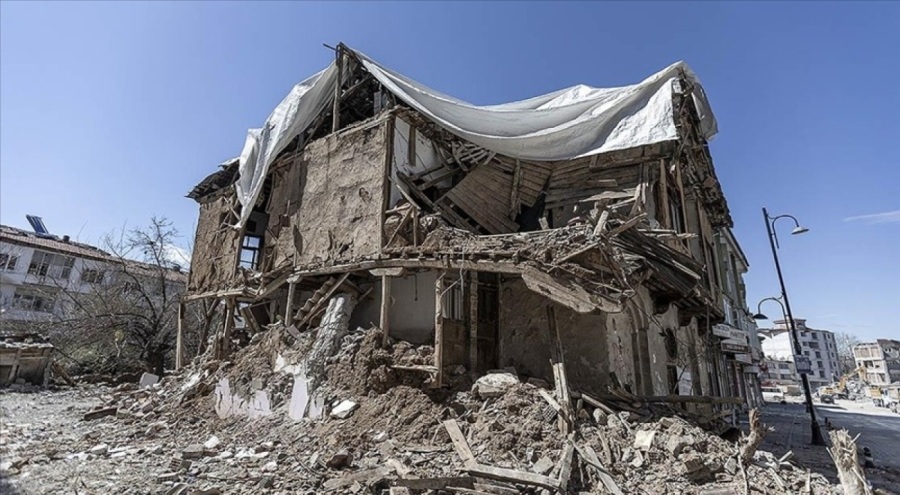 Depremlere dayanan 106 yıllık Malatya konağı, yanındaki bina yıktı