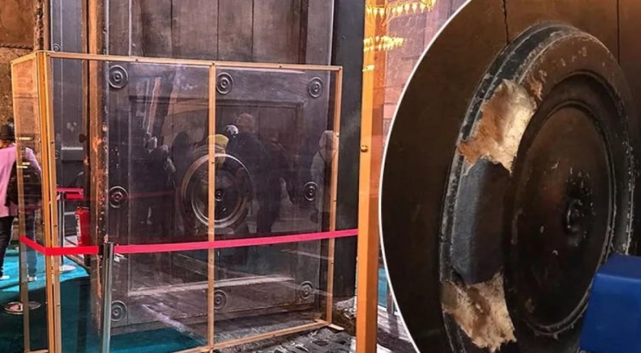Ayasofya'nın kapısını korumak için cam bölme!